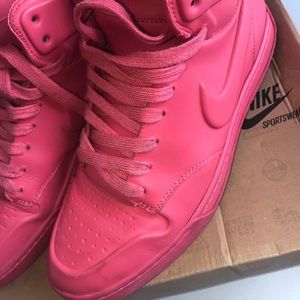 Women’s HOT PINK NIKE High top sneaker